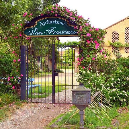 Agriturismo Borgo San Francesco Базильо Экстерьер фото